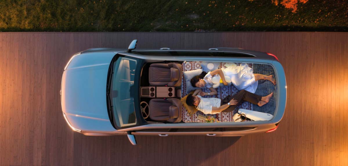 Chery Malaysia 正式放话，确认将在今年内引进一款全新旗舰级 SUV，而从目前掌握到的规格与定位来看，最有可能的主角正是 Tiggo 9X。如果消息属实，这不仅将成为 Chery 目前在大马市场尺寸最大、定位最高的 SUV，也会直接把品牌的天花板再往上抬一截。 从曝光的产品资料来看，这款新旗舰在体格上已经完全对齐中大型 SUV 的标准。车身尺码达到 4817 mm 长、1930 mm 宽，高度根据配置不同为 1729 mm 或 1741 mm，轴距则是 2770 mm。这样的尺寸意味着它在视觉气势与实际车内空间上，都明显高于现有 Tiggo 8 系列，摆明就是冲着家庭旗舰与高端市场而来。座椅布局方面提供 5 座与 7 座选择，兼顾日常通勤与长途全家出行的需求。 在动力核心方面，这款 SUV 搭载一具 2.0T GDI 涡轮增压引擎，排气量 1998 cc，最大输出达到 187 kW，并可在 1750 至 4000 rpm 区间持续输出 390 Nm 的峰值扭矩。这组数据放在同级别中已经属于相当有底气的水平，无论是高速巡航还是满载爬坡，都不会是问题。官方 WLTC 综合工况油耗为 7.8 L/100 km，以这样的车身尺码和动力表现来看，整体燃油效率并不夸张，也符合旗舰 SUV 的现实定位。 为了进一步优化日常使用体验，这款新车也配备智能启停节油系统，同时油箱容量达到 65 L，长途行驶的续航能力相当可观。整备质量介于 1725 kg 至 1785 kg 之间，显示其在车身结构、安全配置以及隔音用料上，明显走的是“厚实派”路线，而不是一味追求轻量化。 从排放标准来看，该车符合国 VI b 规范，这一点对于未来在马来西亚长期销售与注册来说至关重要，也让它在法规层面具备更长的生命周期。结合其定位与规格，不难看出 Tiggo 9X 并不是单纯为了补齐产品线，而是肩负着提升 Chery 品牌形象、拉高整体售价区间的重要角色。 如果 Chery Malaysia 最终确认引进的正是 Tiggo 9X，那么这款车很可能会成为品牌在大马市场的“门面担当”，直接对标主流中大型 SUV。对于希望要空间、要动力、又不想一步跳到豪华品牌价格区间的消费者来说，这款新旗舰无疑值得期待。接下来，就看 Chery Malaysia 会如何为它定价，以及是否会针对本地市场加入更贴近大马消费者需求的配置组合。