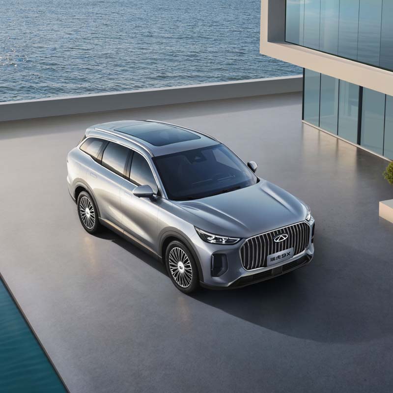 Chery Malaysia 正式放话，确认将在今年内引进一款全新旗舰级 SUV，而从目前掌握到的规格与定位来看，最有可能的主角正是 Tiggo 9X。如果消息属实，这不仅将成为 Chery 目前在大马市场尺寸最大、定位最高的 SUV，也会直接把品牌的天花板再往上抬一截。 从曝光的产品资料来看，这款新旗舰在体格上已经完全对齐中大型 SUV 的标准。车身尺码达到 4817 mm 长、1930 mm 宽，高度根据配置不同为 1729 mm 或 1741 mm，轴距则是 2770 mm。这样的尺寸意味着它在视觉气势与实际车内空间上，都明显高于现有 Tiggo 8 系列，摆明就是冲着家庭旗舰与高端市场而来。座椅布局方面提供 5 座与 7 座选择，兼顾日常通勤与长途全家出行的需求。 在动力核心方面，这款 SUV 搭载一具 2.0T GDI 涡轮增压引擎，排气量 1998 cc，最大输出达到 187 kW，并可在 1750 至 4000 rpm 区间持续输出 390 Nm 的峰值扭矩。这组数据放在同级别中已经属于相当有底气的水平，无论是高速巡航还是满载爬坡，都不会是问题。官方 WLTC 综合工况油耗为 7.8 L/100 km，以这样的车身尺码和动力表现来看，整体燃油效率并不夸张，也符合旗舰 SUV 的现实定位。 为了进一步优化日常使用体验，这款新车也配备智能启停节油系统，同时油箱容量达到 65 L，长途行驶的续航能力相当可观。整备质量介于 1725 kg 至 1785 kg 之间，显示其在车身结构、安全配置以及隔音用料上，明显走的是“厚实派”路线，而不是一味追求轻量化。 从排放标准来看，该车符合国 VI b 规范，这一点对于未来在马来西亚长期销售与注册来说至关重要，也让它在法规层面具备更长的生命周期。结合其定位与规格，不难看出 Tiggo 9X 并不是单纯为了补齐产品线，而是肩负着提升 Chery 品牌形象、拉高整体售价区间的重要角色。 如果 Chery Malaysia 最终确认引进的正是 Tiggo 9X，那么这款车很可能会成为品牌在大马市场的“门面担当”，直接对标主流中大型 SUV。对于希望要空间、要动力、又不想一步跳到豪华品牌价格区间的消费者来说，这款新旗舰无疑值得期待。接下来，就看 Chery Malaysia 会如何为它定价，以及是否会针对本地市场加入更贴近大马消费者需求的配置组合。