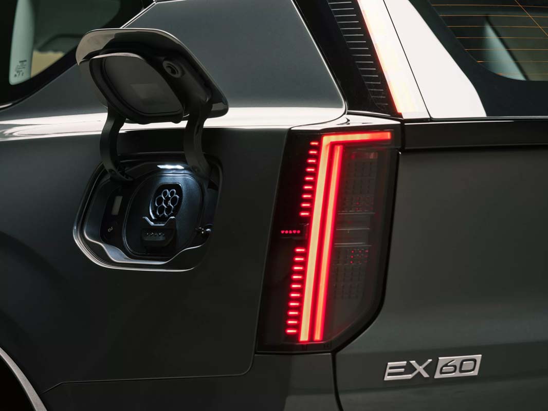 2027 Volvo EX60 正式现身：全球首款搭载 GEMINI AI 车款、WLTP 续航达 810 km