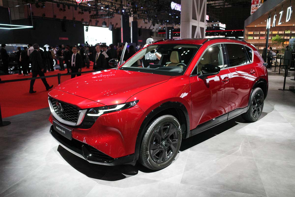 这一代CX-5在设计上并没有走夸张路线，反而明显收敛。Mazda继续沿用Kodo设计语言，但整体比例与细节处理更接近CX-60与CX-90那种成熟风格。车头的线条更加平直，灯组变得更细长，水箱护罩也更立体，视觉重心明显降低。 车尾部分同样走简洁路线，细长的LED尾灯拉宽了视觉效果，也让整台车看起来更稳重。整体来说，这一代CX-5不再刻意强调运动感，而是往更高级、更耐看的方向发展。 内装：科技与质感终于同步升级 4 如果说外观是进化，那内装就是一次明显的跨级升级。新一代CX-5采用更简洁的中控布局，大尺寸中控屏成为视觉核心，同时搭配全数位仪表，让整体科技感明显提升。 这一次Mazda也不再坚持过度“克制科技”，系统导入了Google built-in功能，导航、语音控制以及应用整合都更贴近日常使用习惯。不过即便如此，它依然保留品牌一贯的设计哲学，没有让车内变成一块纯粹的屏幕堆叠空间。 在用料方面，Mazda依旧维持高水准表现，从皮革触感到缝线细节，整体质感甚至已经逐渐逼近入门豪华品牌。 动力系统：稳中求进，为混动铺路 动力部分反而是这次换代中最“理性”的一环。新一代CX-5目前主打2.5L Skyactiv-G引擎，搭配6速自动变速箱，并且在部分市场标配四驱系统，整体设定依然以平顺与可靠为主。 不过真正的重点其实在后面。Mazda已经确认，这一代CX-5会迎来全新的Hybrid版本，只是时间点会稍微延后，预计在2027年前后登场。这也代表Mazda正在逐步从传统内燃机过渡到电气化，但节奏依然维持品牌一贯的稳健风格。 值得注意的是，过去的2.5T高性能版本有可能不会继续保留，这也反映出Mazda正在重新调整产品定位，从“性能取向”转向“整体质感与效率”。 空间与实用性：补上过去的最大短板 上一代CX-5一直被诟病空间表现一般，而这一代显然就是针对这个问题下重手。车身尺寸整体放大之后，后排空间明显改善，腿部与头部空间都有提升，乘坐体验更加舒适。 行李厢设计也更加实用，开口更大、地台更低，让日常装载变得更轻松。这些改变虽然不算华丽，但却是用户每天都会感受到的升级。 大马上市时间：2026年第三季正式登场 目前各方消息都指向一个时间点，那就是新一代CX-5将在2026年第三季正式进入马来西亚市场。在此之前，KLIMS车展很可能会成为它的“预览舞台”，让消费者提前接触这款全新SUV。 初期预计会以进口形式推出，之后是否会转为本地组装，还要看市场反应与销售表现。 写在最后 这一次的CX-5换代，并不是那种彻底颠覆的改变，而是一种非常Mazda式的进化。它没有盲目追求参数，也没有刻意堆砌科技，而是把过去被吐槽的地方逐一修正，再把整体质感往上推一个层次。 简单来说，这依然是一台很好开的Mazda，只不过现在，它更大、更精致，也更接近豪华SUV的门槛。 而真正的问题是，如果价格依然维持在合理区间，这一代CX-5，会不会变成你下一台车的候选之一？