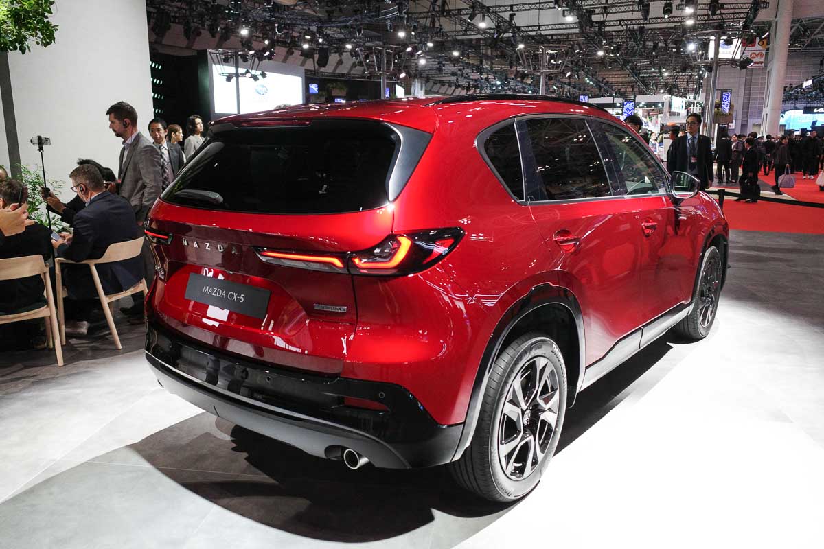 这一代CX-5在设计上并没有走夸张路线，反而明显收敛。Mazda继续沿用Kodo设计语言，但整体比例与细节处理更接近CX-60与CX-90那种成熟风格。车头的线条更加平直，灯组变得更细长，水箱护罩也更立体，视觉重心明显降低。 车尾部分同样走简洁路线，细长的LED尾灯拉宽了视觉效果，也让整台车看起来更稳重。整体来说，这一代CX-5不再刻意强调运动感，而是往更高级、更耐看的方向发展。 内装：科技与质感终于同步升级 4 如果说外观是进化，那内装就是一次明显的跨级升级。新一代CX-5采用更简洁的中控布局，大尺寸中控屏成为视觉核心，同时搭配全数位仪表，让整体科技感明显提升。 这一次Mazda也不再坚持过度“克制科技”，系统导入了Google built-in功能，导航、语音控制以及应用整合都更贴近日常使用习惯。不过即便如此，它依然保留品牌一贯的设计哲学，没有让车内变成一块纯粹的屏幕堆叠空间。 在用料方面，Mazda依旧维持高水准表现，从皮革触感到缝线细节，整体质感甚至已经逐渐逼近入门豪华品牌。 动力系统：稳中求进，为混动铺路 动力部分反而是这次换代中最“理性”的一环。新一代CX-5目前主打2.5L Skyactiv-G引擎，搭配6速自动变速箱，并且在部分市场标配四驱系统，整体设定依然以平顺与可靠为主。 不过真正的重点其实在后面。Mazda已经确认，这一代CX-5会迎来全新的Hybrid版本，只是时间点会稍微延后，预计在2027年前后登场。这也代表Mazda正在逐步从传统内燃机过渡到电气化，但节奏依然维持品牌一贯的稳健风格。 值得注意的是，过去的2.5T高性能版本有可能不会继续保留，这也反映出Mazda正在重新调整产品定位，从“性能取向”转向“整体质感与效率”。 空间与实用性：补上过去的最大短板 上一代CX-5一直被诟病空间表现一般，而这一代显然就是针对这个问题下重手。车身尺寸整体放大之后，后排空间明显改善，腿部与头部空间都有提升，乘坐体验更加舒适。 行李厢设计也更加实用，开口更大、地台更低，让日常装载变得更轻松。这些改变虽然不算华丽，但却是用户每天都会感受到的升级。 大马上市时间：2026年第三季正式登场 目前各方消息都指向一个时间点，那就是新一代CX-5将在2026年第三季正式进入马来西亚市场。在此之前，KLIMS车展很可能会成为它的“预览舞台”，让消费者提前接触这款全新SUV。 初期预计会以进口形式推出，之后是否会转为本地组装，还要看市场反应与销售表现。 写在最后 这一次的CX-5换代，并不是那种彻底颠覆的改变，而是一种非常Mazda式的进化。它没有盲目追求参数，也没有刻意堆砌科技，而是把过去被吐槽的地方逐一修正，再把整体质感往上推一个层次。 简单来说，这依然是一台很好开的Mazda，只不过现在，它更大、更精致，也更接近豪华SUV的门槛。 而真正的问题是，如果价格依然维持在合理区间，这一代CX-5，会不会变成你下一台车的候选之一？