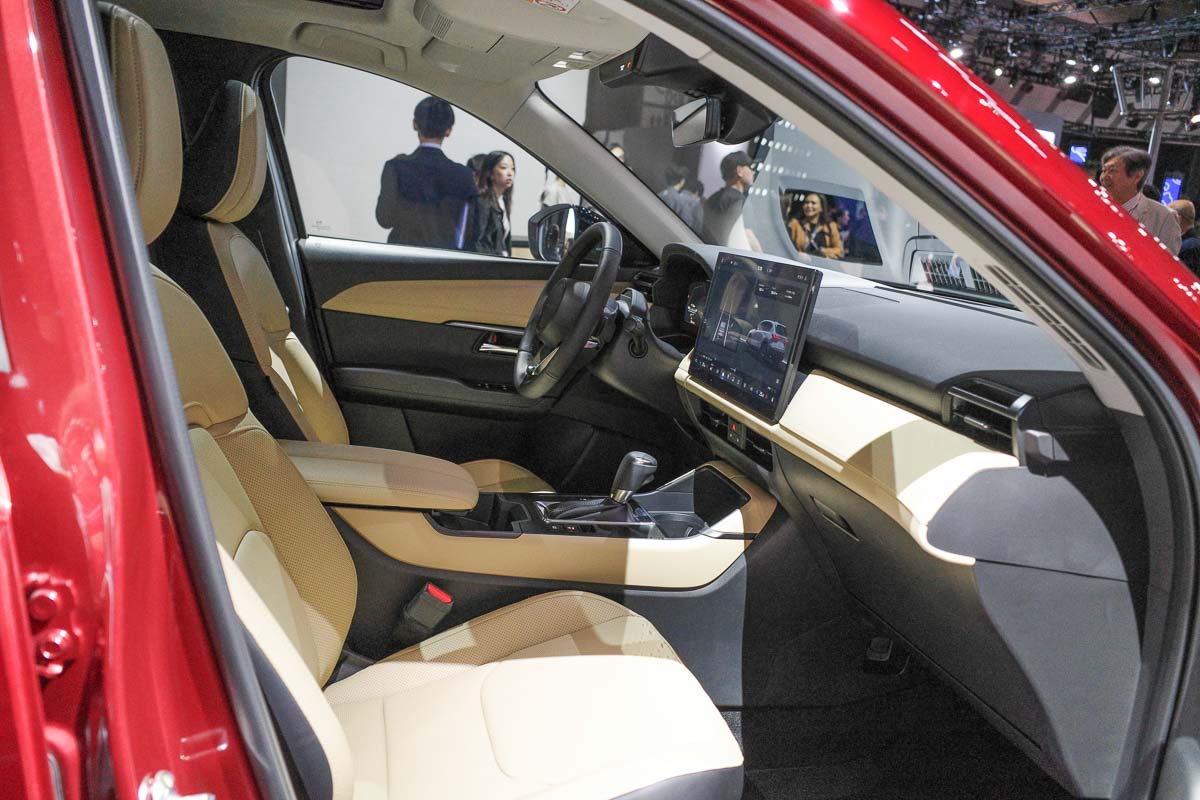这一代CX-5在设计上并没有走夸张路线，反而明显收敛。Mazda继续沿用Kodo设计语言，但整体比例与细节处理更接近CX-60与CX-90那种成熟风格。车头的线条更加平直，灯组变得更细长，水箱护罩也更立体，视觉重心明显降低。 车尾部分同样走简洁路线，细长的LED尾灯拉宽了视觉效果，也让整台车看起来更稳重。整体来说，这一代CX-5不再刻意强调运动感，而是往更高级、更耐看的方向发展。 内装：科技与质感终于同步升级 4 如果说外观是进化，那内装就是一次明显的跨级升级。新一代CX-5采用更简洁的中控布局，大尺寸中控屏成为视觉核心，同时搭配全数位仪表，让整体科技感明显提升。 这一次Mazda也不再坚持过度“克制科技”，系统导入了Google built-in功能，导航、语音控制以及应用整合都更贴近日常使用习惯。不过即便如此，它依然保留品牌一贯的设计哲学，没有让车内变成一块纯粹的屏幕堆叠空间。 在用料方面，Mazda依旧维持高水准表现，从皮革触感到缝线细节，整体质感甚至已经逐渐逼近入门豪华品牌。 动力系统：稳中求进，为混动铺路 动力部分反而是这次换代中最“理性”的一环。新一代CX-5目前主打2.5L Skyactiv-G引擎，搭配6速自动变速箱，并且在部分市场标配四驱系统，整体设定依然以平顺与可靠为主。 不过真正的重点其实在后面。Mazda已经确认，这一代CX-5会迎来全新的Hybrid版本，只是时间点会稍微延后，预计在2027年前后登场。这也代表Mazda正在逐步从传统内燃机过渡到电气化，但节奏依然维持品牌一贯的稳健风格。 值得注意的是，过去的2.5T高性能版本有可能不会继续保留，这也反映出Mazda正在重新调整产品定位，从“性能取向”转向“整体质感与效率”。 空间与实用性：补上过去的最大短板 上一代CX-5一直被诟病空间表现一般，而这一代显然就是针对这个问题下重手。车身尺寸整体放大之后，后排空间明显改善，腿部与头部空间都有提升，乘坐体验更加舒适。 行李厢设计也更加实用，开口更大、地台更低，让日常装载变得更轻松。这些改变虽然不算华丽，但却是用户每天都会感受到的升级。 大马上市时间：2026年第三季正式登场 目前各方消息都指向一个时间点，那就是新一代CX-5将在2026年第三季正式进入马来西亚市场。在此之前，KLIMS车展很可能会成为它的“预览舞台”，让消费者提前接触这款全新SUV。 初期预计会以进口形式推出，之后是否会转为本地组装，还要看市场反应与销售表现。 写在最后 这一次的CX-5换代，并不是那种彻底颠覆的改变，而是一种非常Mazda式的进化。它没有盲目追求参数，也没有刻意堆砌科技，而是把过去被吐槽的地方逐一修正，再把整体质感往上推一个层次。 简单来说，这依然是一台很好开的Mazda，只不过现在，它更大、更精致，也更接近豪华SUV的门槛。 而真正的问题是，如果价格依然维持在合理区间，这一代CX-5，会不会变成你下一台车的候选之一？