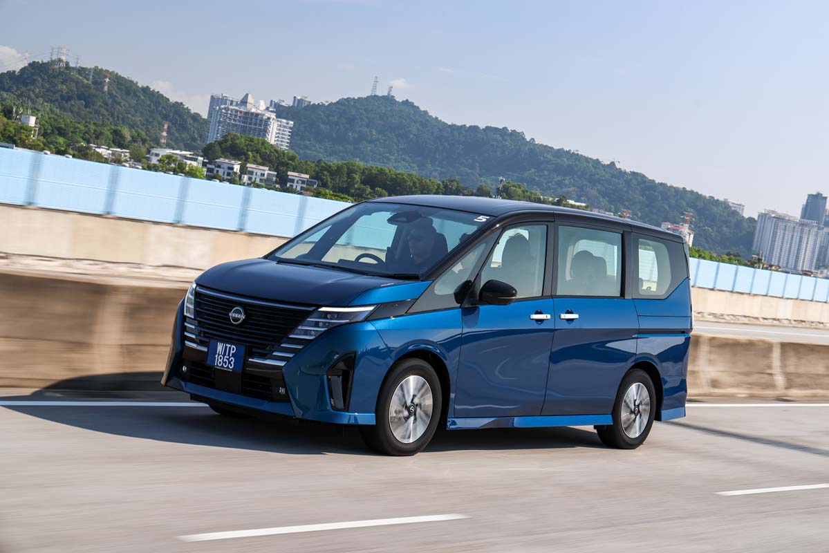 在大马MPV市场一向有“家庭神车”地位的 Nissan Serena，这次换上全新一代 e-Power 系统之后，市场反应明显更热烈。根据最新消息，这款车在本地上市不久，订单已经突破 1,300 张，显示消费者对于“电驱但不用充电”的概念相当买单。 这也不难理解，毕竟这一代 Serena 不只是小改款，而是直接换代升级，从设计、动力逻辑到科技配备，几乎是全面进化。 作为一款主打家庭用途的7人座MPV，这一代 Serena e-Power 最大卖点，在于它的驱动方式。虽然车上仍然有一具 1.4L 引擎，但它并不会直接驱动车轮，而是专门用来发电，整辆车始终由电动马达驱动，输出达到 163 PS 和 315 Nm，带来类似电动车的顺畅加速体验 。简单来说，它开起来像EV，但又不需要找充电桩，这点对大马用户来说非常现实。 油耗方面官方数据约为 18.5 km/L，在同级MPV中也算相当不错，同时续航可接近 1,000 km，长途出行完全不用焦虑 。 价格方面，这次 Nissan 在大马提供了五个版本，选择相当完整，从入门到豪华都有覆盖： X：RM154,800 X Plus：RM159,800 Highway Star：RM169,800 Premium Highway Star：RM174,800 Shiro Premium Highway Star：RM179,800 另外官方还提供 RM5,000 早鸟优惠，以及最高 RM8,000 的配件礼包（入门版除外），进一步拉高性价比 。 配备方面，这一代 Serena 也明显跟上时代，不再只是“空间大”的传统MPV，而是开始强调科技感和舒适性。 入门版本就已经配备 7 吋数位仪表 + 9 吋中控屏，并支援无线 Apple CarPlay 和 Android Auto，同时具备 e-Pedal 单踏板驾驶模式，在市区走走停停会轻松很多 。 来到中高配版本，重点升级包括 ProPILOT 半自动驾驶系统（包含ACC主动巡航、车道维持等）、360度环景、双电动滑门以及无线充电等功能，整体已经接近“半豪华MPV”的水平 。 顶规版本则直接给到双 12.3 吋大屏幕组合，加上 Nappa 真皮座椅、14 吋车顶娱乐屏、电动尾门等配置，完全就是针对家庭长途出行打造的移动客厅 。 空间表现依然是 Serena 的强项。这一代继续采用低地台设计，加上可自由走动的车内通道设计，前后排移动非常方便，再加上第三排可完全收纳，实用性非常高 。对于有小孩或长辈的家庭来说，这种设计比参数更重要。 从整体来看，Nissan Serena e-Power 能够在短时间内突破 1,300 张订单，其实并不意外。它精准抓住了大马市场的需求：想要电动车的顺畅与省油，但又不想被充电设施限制。 简单一句话总结，这台车不是最便宜的MPV，但很可能是目前最“聪明”的那一台。